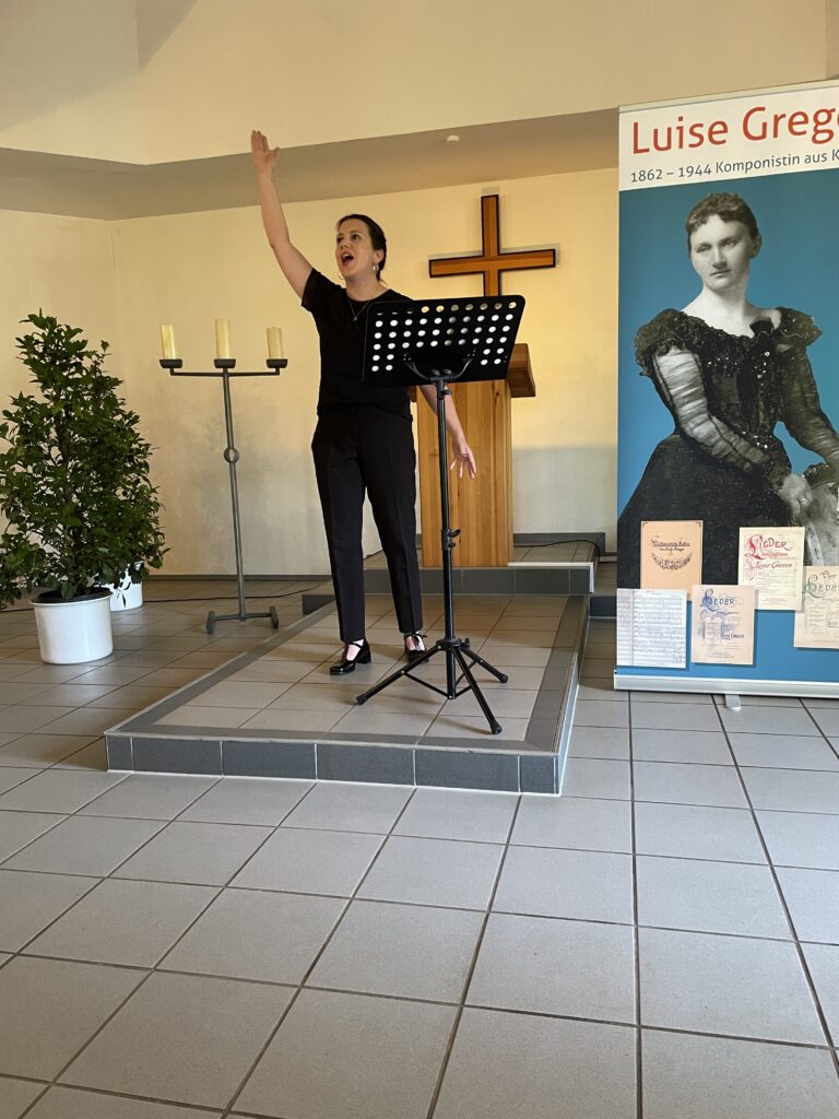 Liedvortrag in der Friedhofskapelle während der Einweihungsfeier