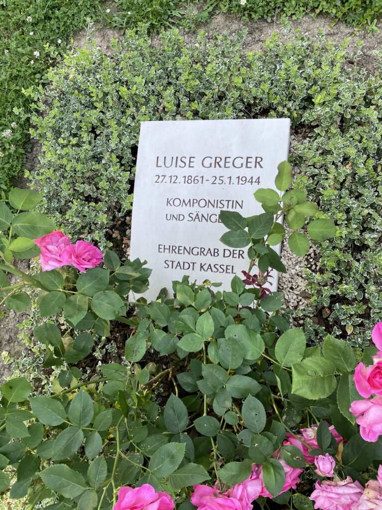 Grabplatte „Ehrengrab der Stadt Kassel“ mit Rosen auf dem Friedhof Wahlershausen