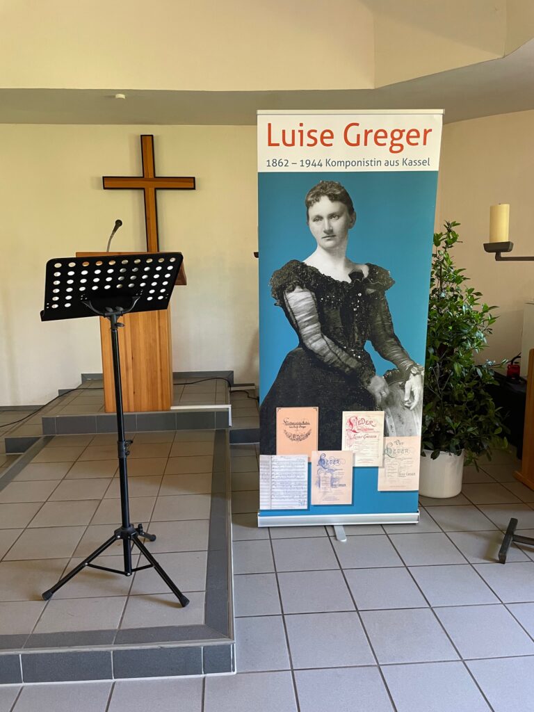 Roll-up mit Porträt der Komponistin in der Friedhofskapelle